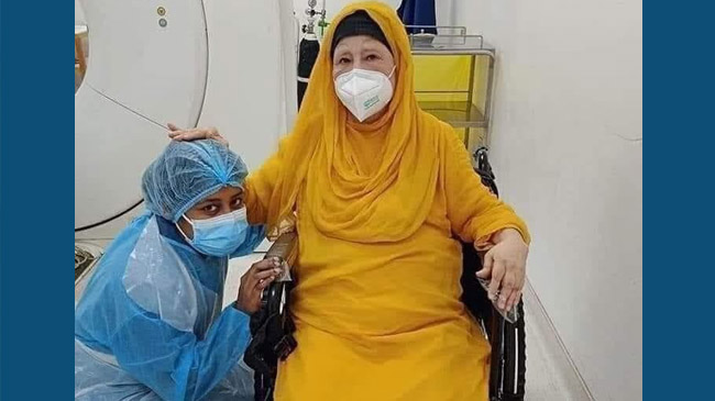 খালেদা জিয়ার স্নেহের পরশ পেলেন স্বাস্থ্যকর্মী, ফেসবুকে ভাইরাল